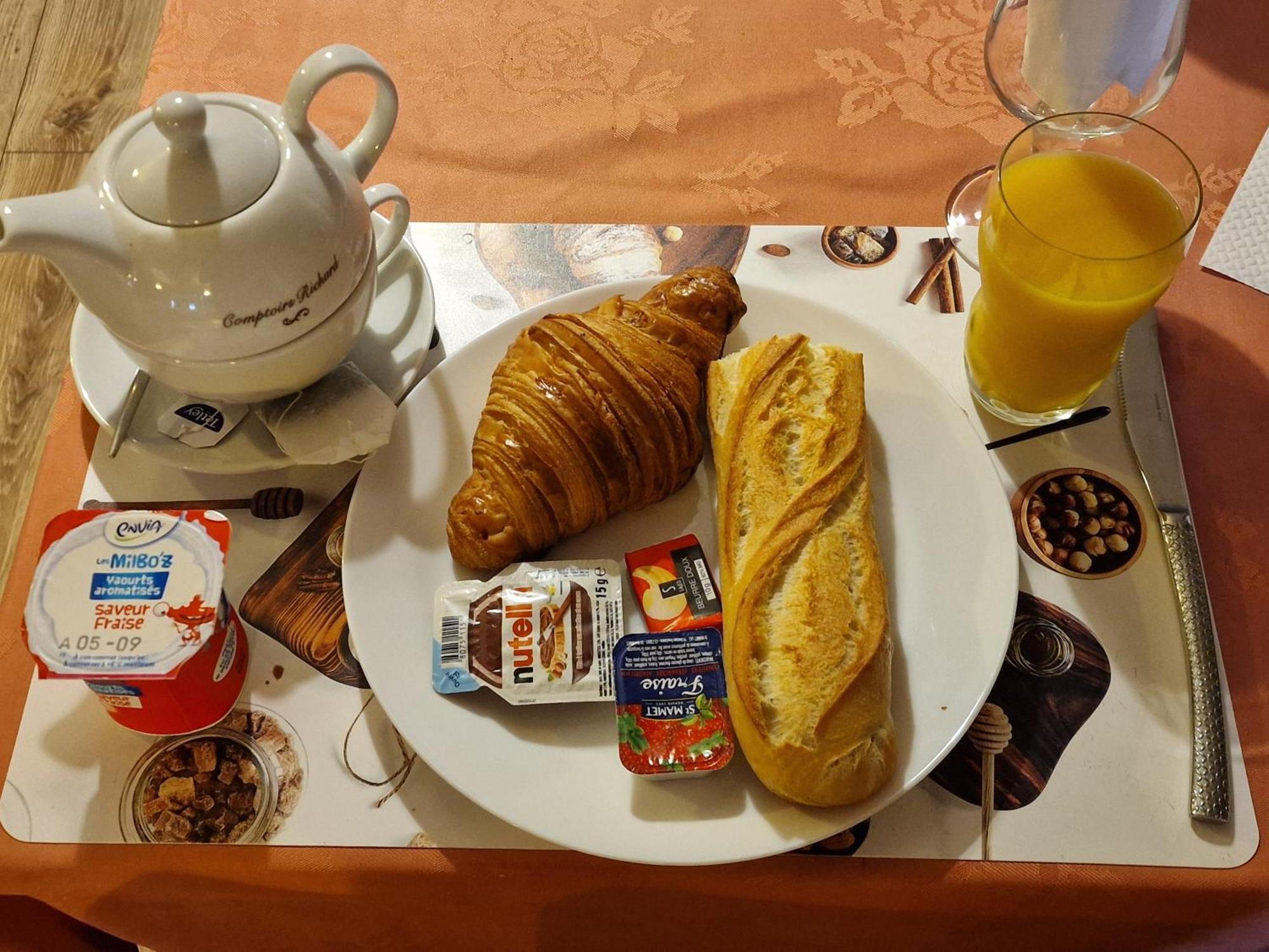 Hotel Aux Trois Rois Pont-Sur-Yonne Zewnętrze zdjęcie